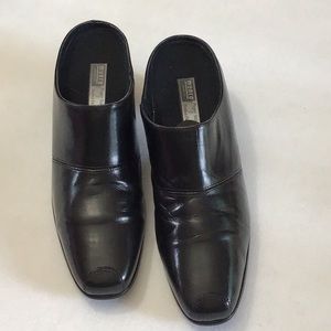 Closed Toe Black Leather Munro Mules